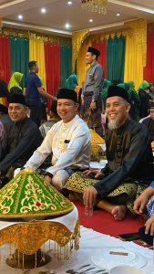 Read more about the article Wakil Bupati Pelalawan Hadiri Acara Adat Tepuk Tepung Tawar Menyambut Kedatangan Menteri Kehutanan Di Balai Adat LAM Riau