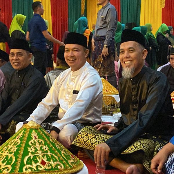 Wakil Bupati Pelalawan Hadiri Acara Adat Tepuk Tepung Tawar Menyambut Kedatangan Menteri Kehutanan Di Balai Adat LAM Riau